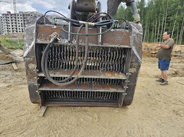 Четырехвалковый дробильный ковш-шредер на Hitachi-450